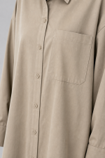 Chemise longue femme beige oversize avec col classique, boutons devant, poche poitrine et manches longues