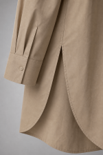Chemise longue femme beige oversize avec col classique, boutons devant, poche poitrine et manches longues