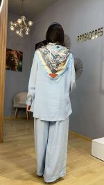 Ensemble Co-ord 2 Pièces Tunique et Pantalon Bleu Ciel avec Foulard Imprimé – Image 3