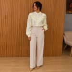 Blouse Romantique à Volants Jaune Pastel & Pantalon Droit Beige