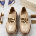 Mocassins Beiges Vernis à Chaîne Dorée – Chaussures Chunky Chic Femme