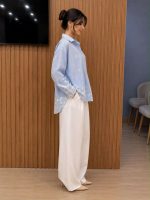 Chemise Bleue à Motifs Brodés et Pantalon Large Blanc – Ensemble Chic – Image 2