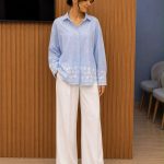 Chemise Bleue à Motifs Brodés et Pantalon Large Blanc – Ensemble Chic