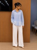 Chemise Bleue à Motifs Brodés et Pantalon Large Blanc – Ensemble Chic