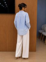 Chemise Bleue à Motifs Brodés et Pantalon Large Blanc – Ensemble Chic – Image 3