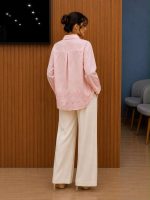 Chemise Rose Pâle Élégante à Broderies Anglaises et Motifs Délicats – Image 2