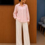 Chemise Rose Pâle Élégante à Broderies Anglaises et Motifs Délicats
