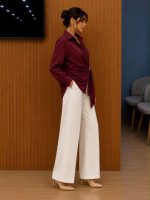 Chemise Bordeaux Élégante à Drapé et Nœud Latéral – GDG Actuel – Image 3