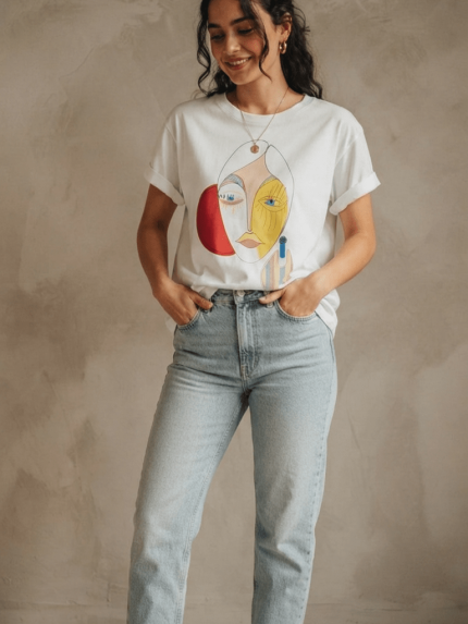 T-Shirt Femme Imprimé Abstrait : l'art graphique au service de votre style