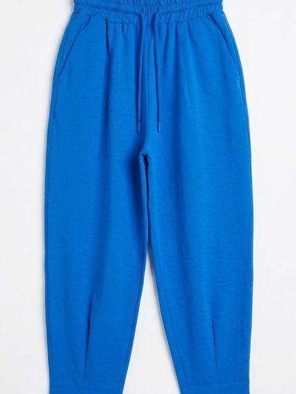 Pantalon bleu ample taille froncée couture centrale mode femme.