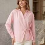 Chemise Rose Pâle Asymétrique à Dentelle et Nœud Latéral