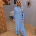 Ensemble Long Bleu Ciel Chic à Boutons Dorés et Poignets Smockés – Longue Chemise et Pantalon Large