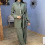 Ensemble chic vert olive avec détails de perles et lien - chemise et pantalon large