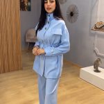 Ensemble femme bleu deux pieces avec pantalon fluide et veste ceinturee a boutons dores Orkidia Fashion