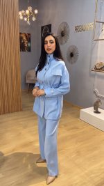 Ensemble femme bleu deux pieces avec pantalon fluide et veste ceinturee a boutons dores Orkidia Fashion