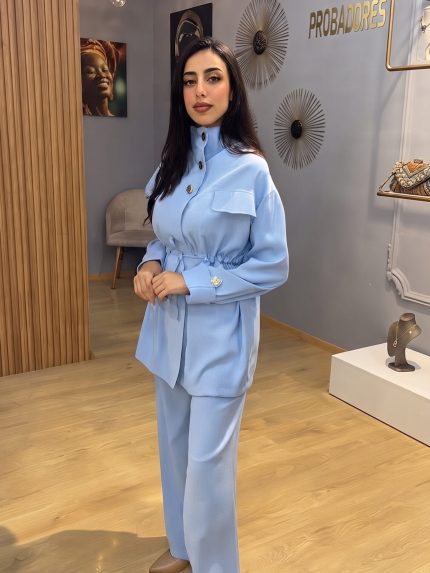 Ensemble femme bleu deux pieces avec pantalon fluide et veste ceinturee a boutons dores Orkidia Fashion