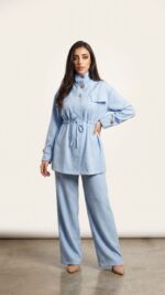 Ensemble femme bleu deux pieces avec pantalon fluide et veste ceinturee a boutons dores Orkidia Fashion