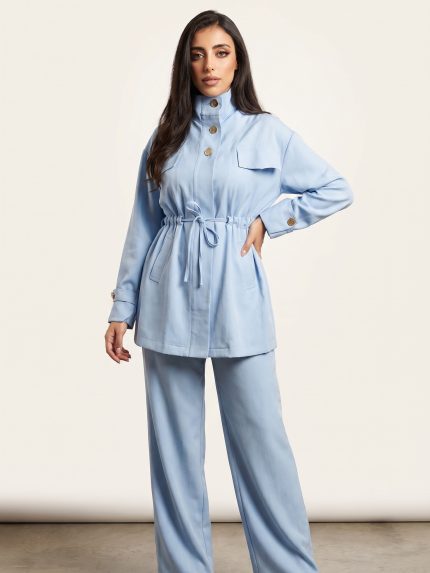 Ensemble femme bleu deux pieces avec pantalon fluide et veste ceinturee a boutons dores Orkidia Fashion