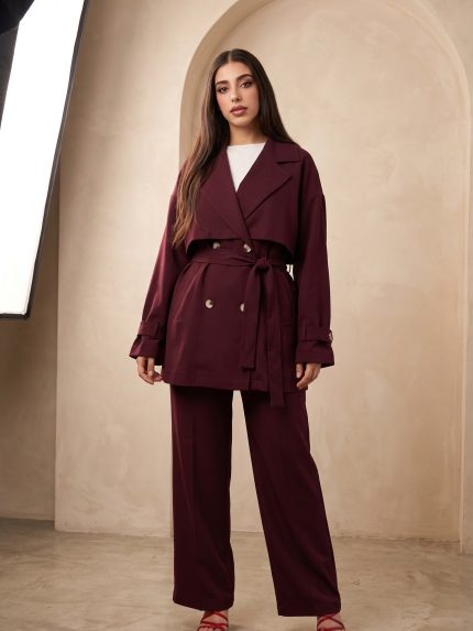 Ensemble femme bordeaux avec veste style trench ceinturée et pantalon large Orkidia Fashion Nador.