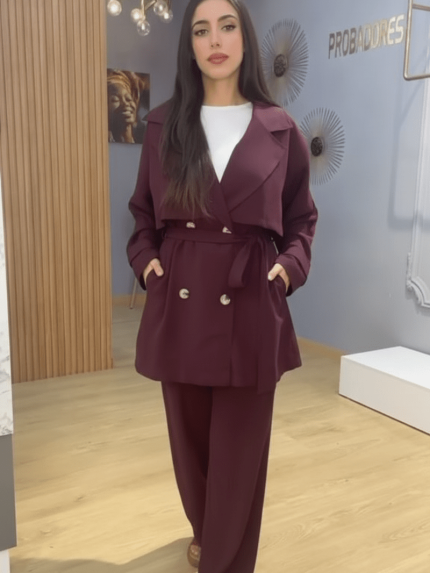 Ensemble femme bordeaux avec veste style trench ceinturée et pantalon large Orkidia Fashion Nador.