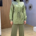 Ensemble femme vert deux pieces veste saharienne ceinturee et pantalon large fluide Orkidia Fashion Nador