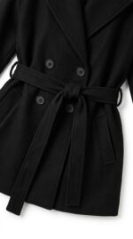 Manteau noir femme porté avec ceinture nouée - Silhouette d'hiver