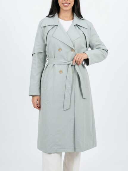 Trench long femme gris pastel coupe droite ceinturée studio fond blanc