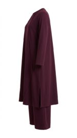 Vue de profil ensemble femme bordeaux détail fente latérale tunique et tombé pantalon