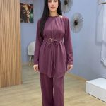 Ensemble femme bordeaux deux pièces avec tunique longue ceinturée boucle dorée et pantalon fluide Orkidia Fashion Nador