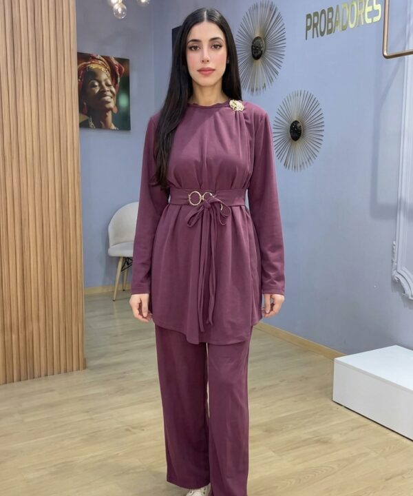 Ensemble femme bordeaux deux pièces avec tunique longue ceinturée boucle dorée et pantalon fluide Orkidia Fashion Nador