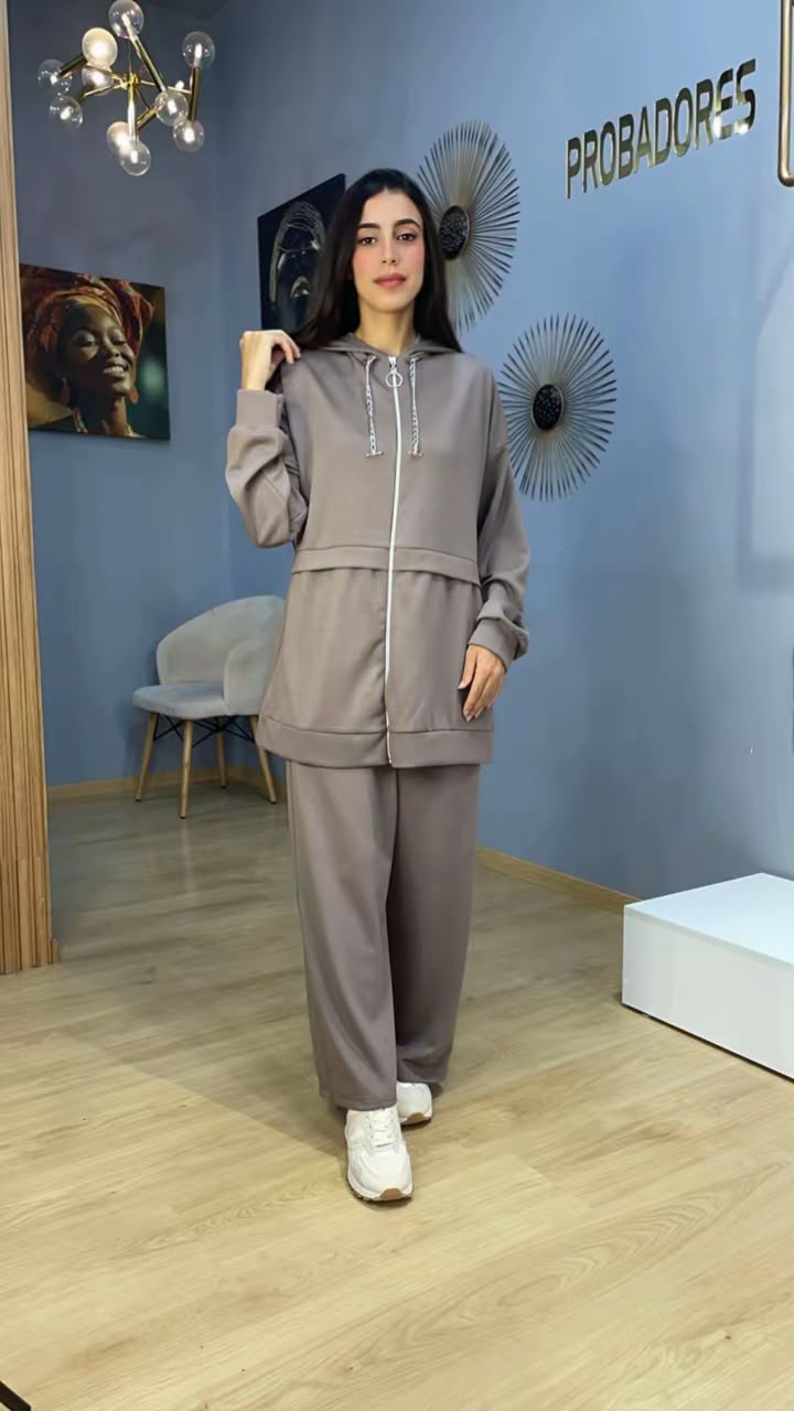 WhatsApp Image 2026-10-18 at 17.04.38 Survêtement Femme Chic 2 Pièces avec Capuche et Zip Taupe | Orkidia Fashion – Image 1